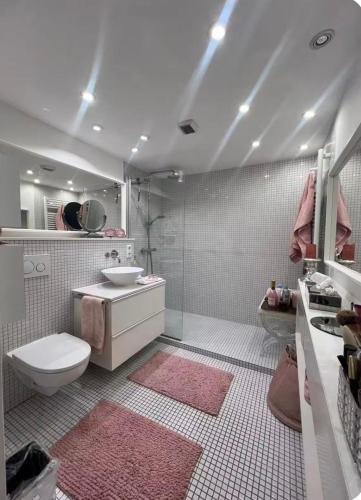 a bathroom with a toilet and a sink and a tub at Charmante Suite im Untergeschoss in Düsseldorf