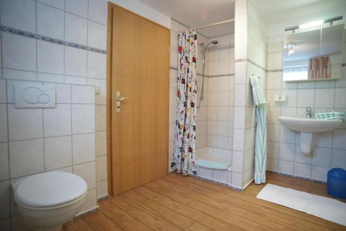 Koupelna v ubytování Ferienwohnung Heringsmöwe In Neue Tiefe