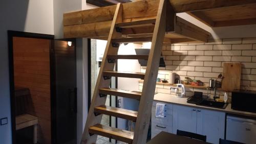 eine Küche mit einer Holzleiter in der Küche in der Unterkunft Waterfront Residence in Ladziņas