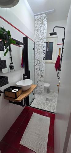 une salle de bain avec lavabo et douche dans l'établissement Appartamento Tortuga, à Lignano Sabbiadoro