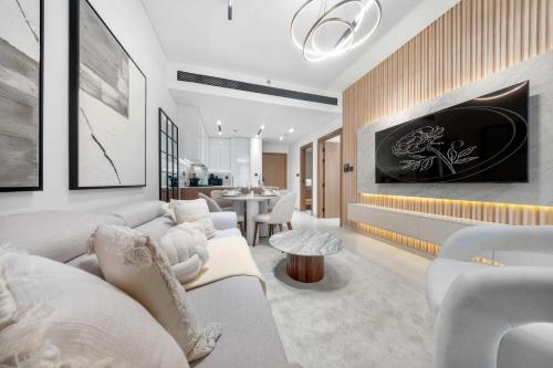 Chic 1BR Getaway, Sleeps 4, Stunning Pool Views