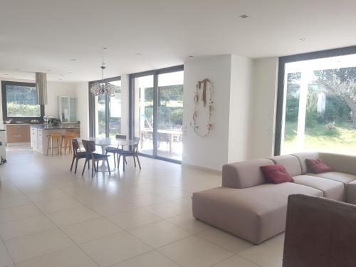 Villa d'architecte 350m carrés bord de forêt 10mn des plages