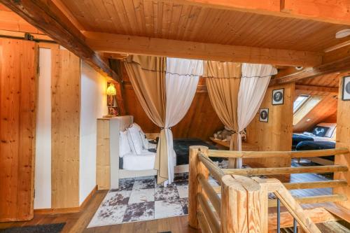 - une chambre avec un lit et des rideaux dans l'établissement Le Cosy Lodge, à Le Bourg d'oisans