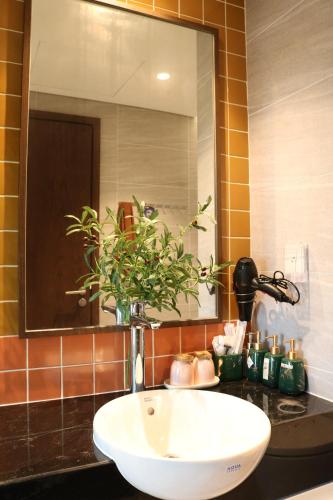 a bathroom with a sink and a mirror at Apec Mui Ne Chill Sea View in Ấp Thiẹn Ái