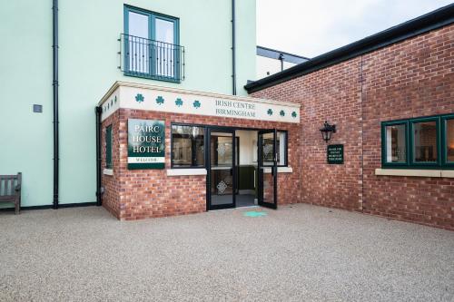 Η πρόσοψη ή η είσοδος του Pairc House Hotel