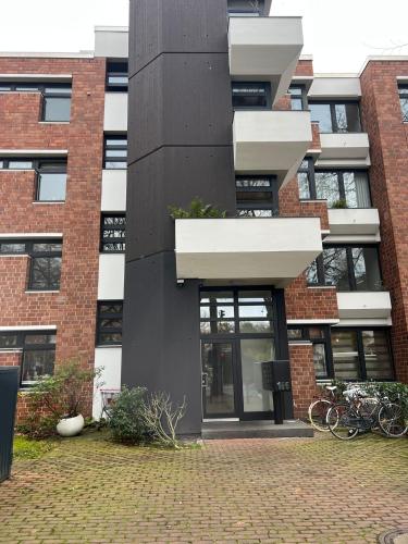 a building with a black and white building at Charmante Suite im Untergeschoss in Düsseldorf