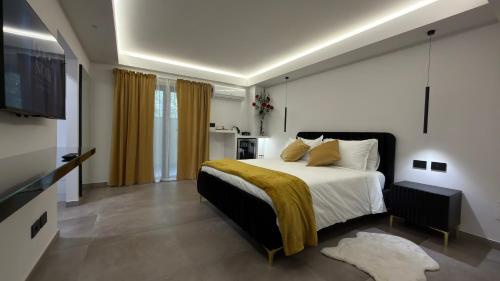 Una cama o camas en una habitación de Coco Noir Luxury Villa
