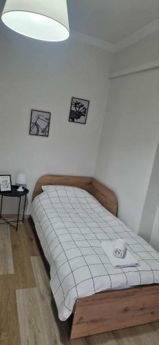 ein Schlafzimmer mit einem Bett mit einer weißen Bettdecke in der Unterkunft Comfort apartment in Veria