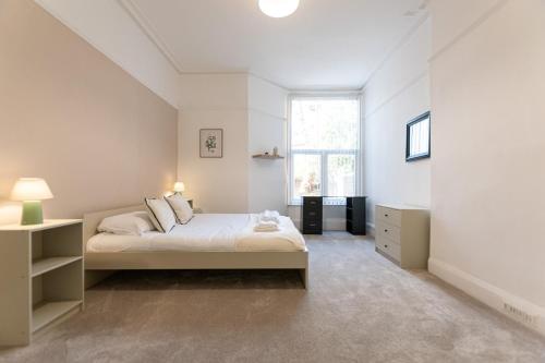 Postel nebo postele na pokoji v ubytování StaywithAlexandra 3