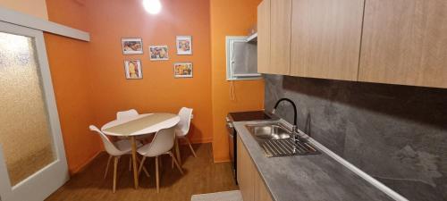 une petite cuisine avec une table et un évier dans l'établissement Petit3, à Véria