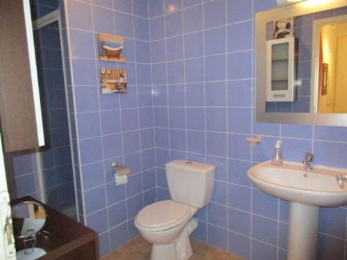 ein blau gefliestes Badezimmer mit Toilette und Waschbecken in der Unterkunft Appartement T2 cabine pour 6 personnes avec parking à Vieux-Boucau - FR-1-379-146 in Vieux-Boucau-les-Bains