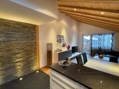 采尔马特Penthouse Matterhorn Vista的带柜台的厨房和客厅