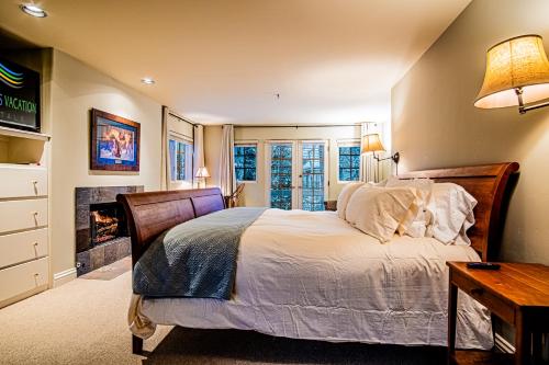 une chambre avec un lit et une cheminée dans l'établissement Trail Creek Treasure - Luxury 3BD nr SV Ski Lifts, à Ketchum