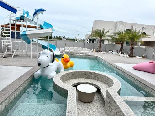 une piscine avec un numéro en forme d'éléphant dans l'établissement About P พูลวิลล่า ชะอำ, à Ban Bo Prakhon