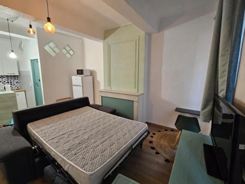 Ένα ή περισσότερα κρεβάτια σε δωμάτιο στο studio à Draguignan