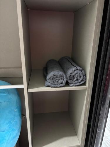 Zwei Handtücher liegen in einem Schrank. in der Unterkunft D Bukit homestay in Ketereh