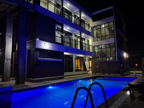 ein Schwimmbad vor einem Gebäude bei Nacht in der Unterkunft Wyne's Hotel in Mbale