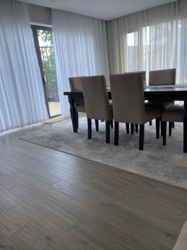 een eetkamer met een zwarte tafel en stoelen bij NK Plaza in Nairobi