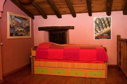 ein Schlafzimmer mit einem farbenfrohen Bett in einem Zimmer in der Unterkunft Ferienhaus für 2 Personen  2 Kinder ca 50 qm in Alajar, Andalusien Provinz Huelva in Alájar