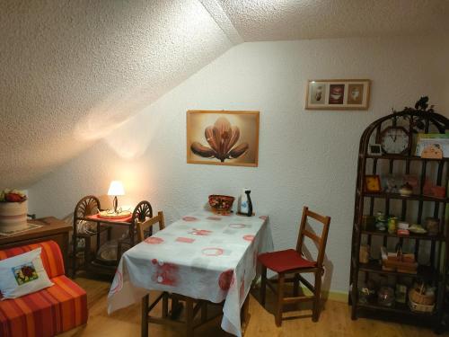 Pokój ze stołem, krzesłami i półką w obiekcie L'Edelweiss w mieście Saint-Pierre-de-Chartreuse