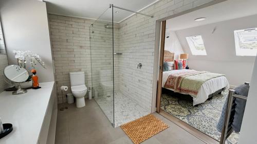 Koupelna v ubytování Kalliste Boutique Stays, Whale Walk Apartment