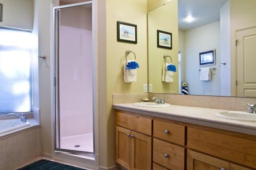 ein Badezimmer mit zwei Waschbecken und einer Dusche in der Unterkunft Widgi Creek #22 in Deschutes River Woods