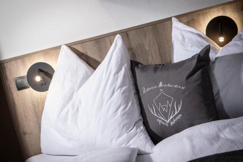 维辛Apart Dahoam的一张放着白色枕头的床
