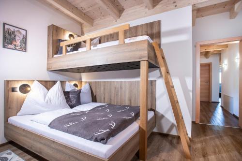 维辛Apart Dahoam的一间带两张双层床的卧室