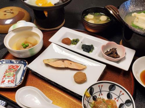 Jídlo v ryokanu nebo okolí