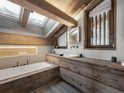 a bathroom with a wooden ceiling and a tub at Chalet skis aux pieds avec bain nordique, 12/14 pers, chef inclus - FR-1-570-3 in Saint-Martin-de-Belleville