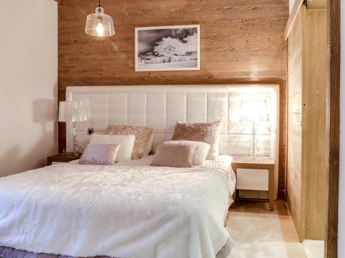 ein Schlafzimmer mit einem großen weißen Bett und einem Schreibtisch in der Unterkunft Appartement 4 pièces de luxe, à deux pas des pistes et commerces, avec parking et accès fitness à Courchevel - FR-1-562-35 in Courchevel