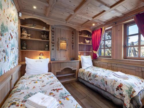 deux lits dans une chambre aux murs en bois dans l'établissement Chalet montagnard à Rochebrune avec jacuzzi, sauna, 6 chambres, proche des pistes, accueil 12 pers - FR-1-569-37, à Megève