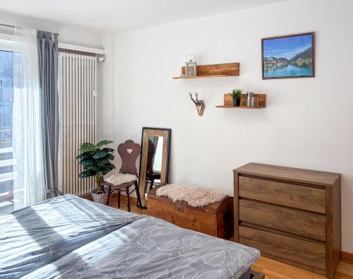 Voodi või voodid majutusasutuse Große Wohnung mitten in St. Moritz am See toas