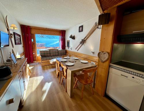 Kuchyň nebo kuchyňský kout v ubytování Aiguille des Neiges - Ménage inclus - Arc 2000 - Place Olympique - Ski IN-OUT - Conciergerie du Varet