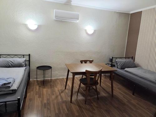 Ένα ή περισσότερα κρεβάτια σε δωμάτιο στο Monteur-Haus Lübeck Berlin Pankow, Reinickendorf, Glienicke-Nordbahn