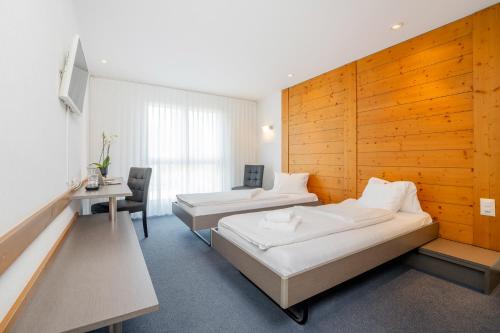 Postel nebo postele na pokoji v ubytování Swiss Heidi Hotel