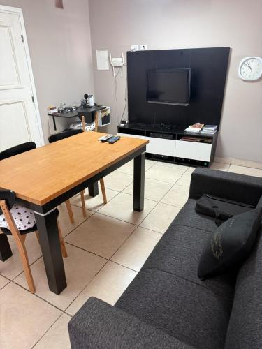 un soggiorno con un divano e una televisione di Torres Las Cañas - Private Complex a Guaymallén