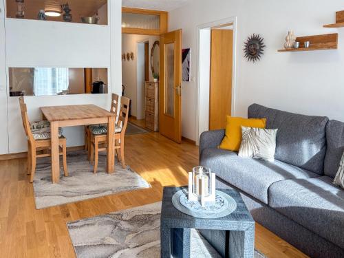 Istumisnurk majutusasutuses Große Wohnung mitten in St. Moritz am See