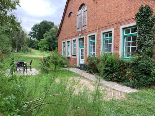a brick building with a table in front of it at Wohnung In Dreveskirchen Mit Kleinem Garten in Blowatz