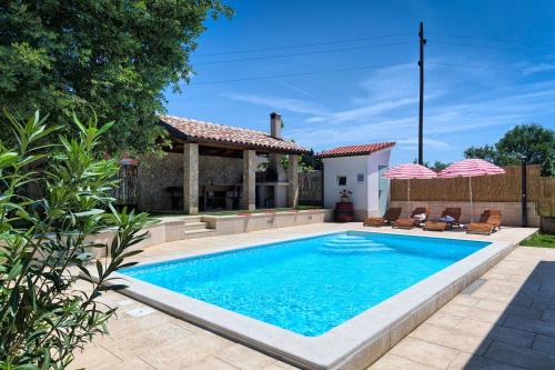 Haus Daniela Mit Überdachter Terrasse Und Pool