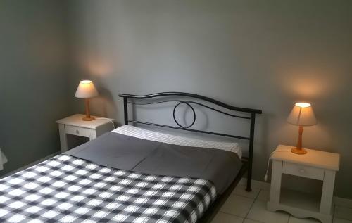 - une chambre avec un lit et 2 tables avec des lampes dans l'établissement Gîte de Rosemont, à Saint-Pol-sur-Ternoise