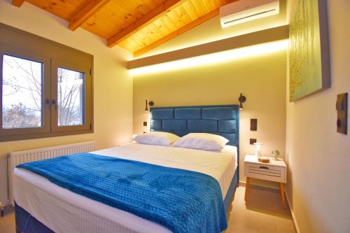 ein Schlafzimmer mit großem Bett und Fenster in der Unterkunft Villa Sokratis Mountain View in Porti 