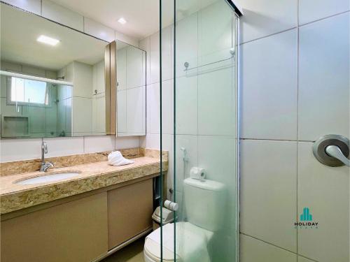 Et badeværelse på Golf Ville By Holiday Stays