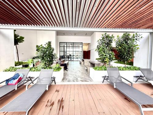 Χώρος καθιστικού στο Chambers Suites By FSB