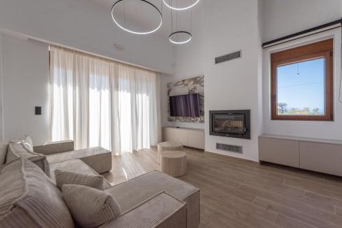 TV a/nebo společenská místnost v ubytování Villa Petradi with private pool