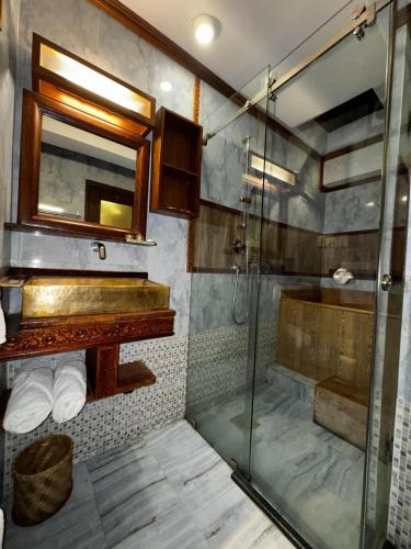 łazienka z prysznicem i umywalką w obiekcie Hotel Nutopia w mieście Patan
