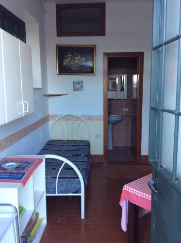 a small bedroom with a bed and a bathroom at Villa Nanda a 15 minuti da Roma piscina esclusiva , villa nella natura in Formello