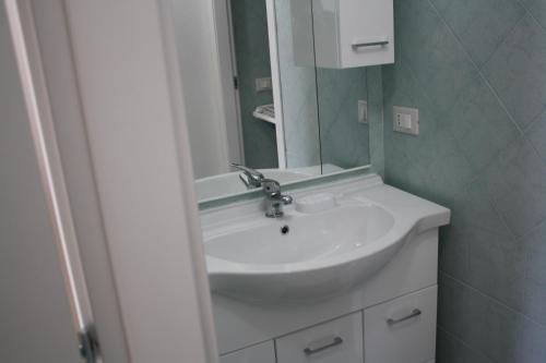 une salle de bains avec un lavabo blanc et un miroir dans l'établissement La casa 3M L, à Santa Maria