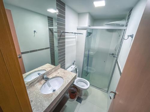 a bathroom with a sink and a shower and a toilet at Equilíbrio PARK VEREDAS - Rio Quente-Goias in Rio Quente