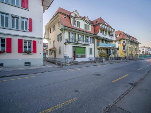 eine leere Straße mit Gebäuden an der Straßenseite in der Unterkunft Thun Center Apartment Close to Lake and Shops in Thun